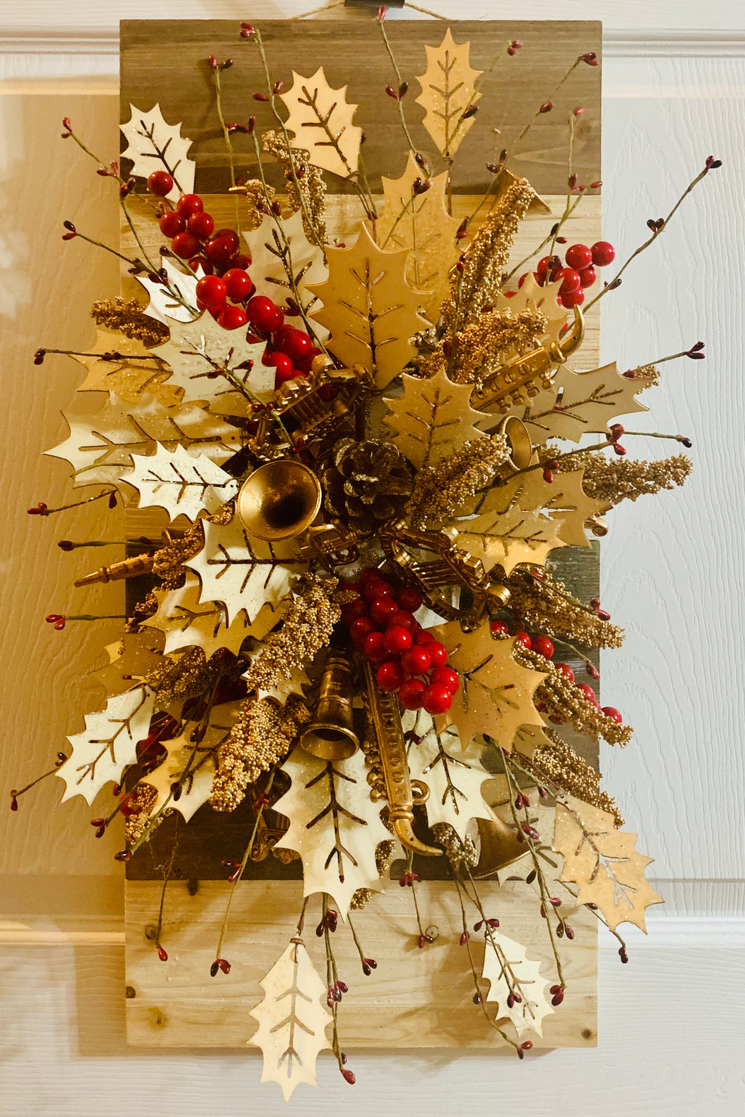 Christmas Swag - Trumpet Berry  (Table Arrangement)